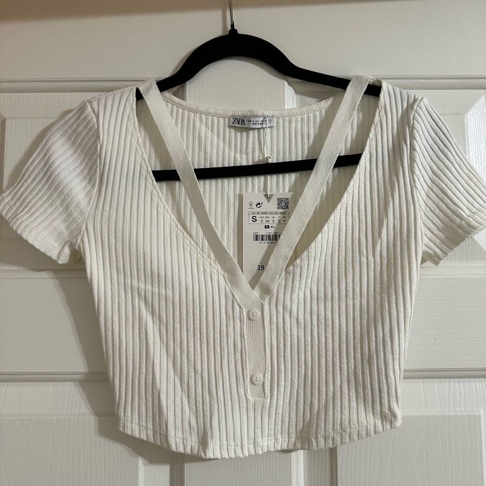Zara ribbed crop top with line detail in front. New with tags.